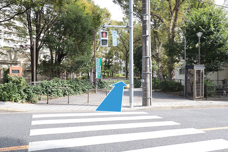 ①横断歩道の先の道を進みます