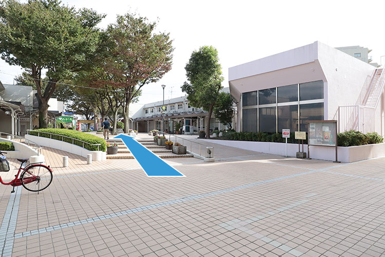 ⑤階段・スロープを上がって右手です